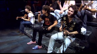 The bleachers and Joe's patriotic sneakers may suggest rehearsal footage, but this bonus performance of "Love Bug" is in fact performed for a full live audience.
