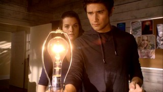 Generating electricity is one of the more useful powers possessed by science experiments/good-looking teens Kyle XY (Matt Dallas) and Jessi XX (Jaimie Alexander).