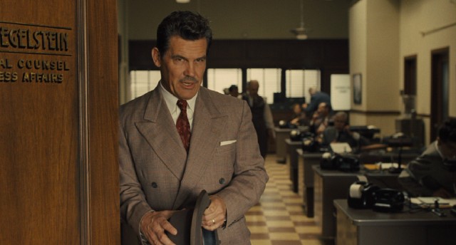 Eddie Mannix (Josh Brolin) fixes the problems of Capitol Pictures and its stars.