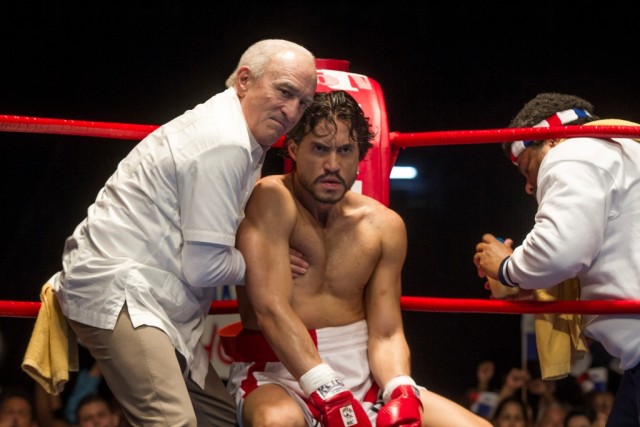 "Hands of Stone" tells the story of Panamanian boxer Roberto Durn (dgar Ramrez) and his trainer Ray Arcel (Robert De Niro).