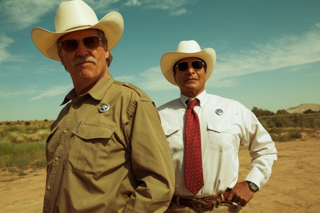 Texas rangers Marcus Hamilton (Jeff Bridges) and Alberto Parker (Gil Birmingham) are on the trail of the elusive, unknown bank robbers.