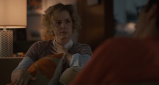 A blonde, messy Amy Adams plays Amy, a video game designer, aspiring filmmaker, and Theodore's friend and confidante.