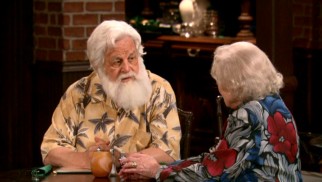 In "Birthdates 3" Elka is set up with Santa Claus (Paul Dooley).
