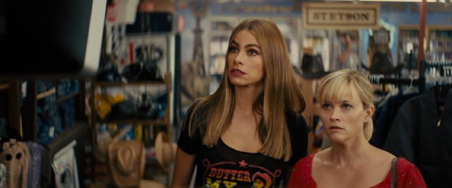 Daniella Riva (Sofia Vergara) and Rose Cooper (Reese Witherspoon) see themselves described in news reports as dangerous fugitives.