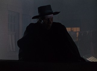 A mysterious, monstrously disfigured murderer pursues a woman on a foggy night.