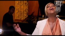 Mary J. Blige sings and emotes in her "The Living Proof" music video.
