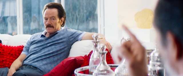 Posing as Robert Musella, Mazur (Bryan Cranston) gets close to influential Pablo Escobar associate Roberto Alcaino.