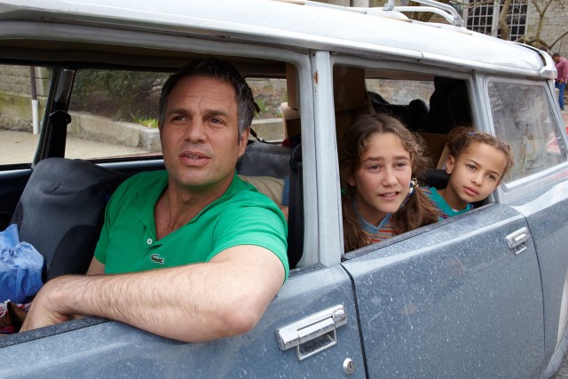 "Infinitely Polar Bear" stars Mark Ruffalo as a bipolar father single-handedly raising two daughters (Imogene Wolodarsky and Ashley Aufderheide) in Boston while their mother attends business school in New York.