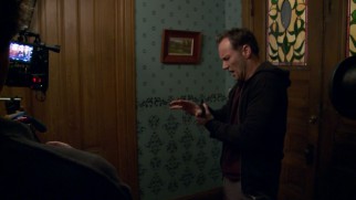 Cameras capture an aged Patrick Wilson working out his hand pain in "Peripheral Vision: Behind the Scenes."