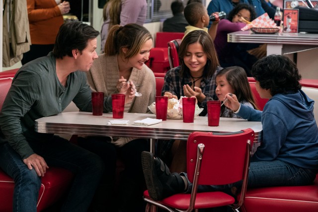 Pete (Mark Wahlberg) and Ellie (Rose Byrne) share a night out with foster kids Lizzy (Isabela Moner), Lita (Julianna Gamiz), and Juan (Gustavo Quiroz) in "Instant Family."