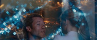 Killian Aldrich (Guy Pearce) proudly shows Pepper Potts his improved skin and his big active brain.