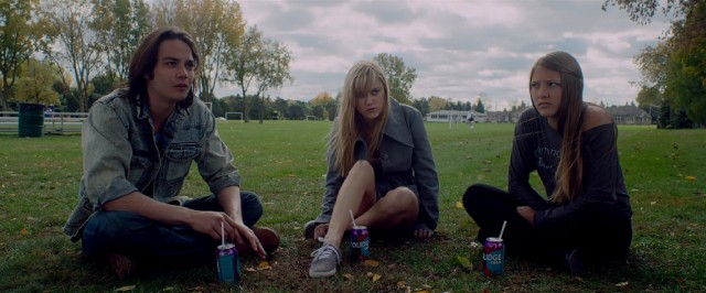 Greg (Daniel Zovatto), Jay (Maika Monroe) and Kelly (Lili Sepe) track down the source to ease Jay's troubles.