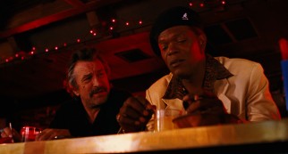Ex-con Louis Gara (Robert De Niro) questions friend/partner in crime Ordell Robbie (Samuel L. Jackson) at a bar.