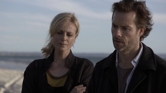 She (Marta Dusseldorp) a journalist. He (Guy Pearce) is a lawyer turned debt collector and apprentice cabinet maker. Together, they solve mysteries in the Australian TV series "Jack Irish."
