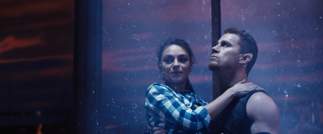 Jupiter Jones (Mila Kunis) gets a rescue and a ride from lycantant splice Caine Wise (Channing Tatum).