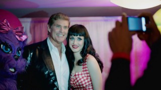 David Hasselhoff gets his picture taken in between Kitty Purry and Katy Perry in "Celebrities."