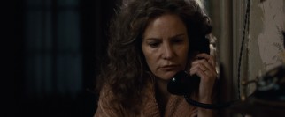 Allen calls his crazy mother Naomi Ginsberg (Jennifer Jason Leigh).