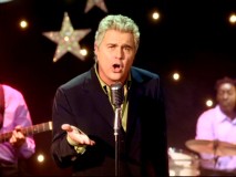 Steve Tyrell puts the "sex" in sexagenarian in his "Bella Notte" music video.
