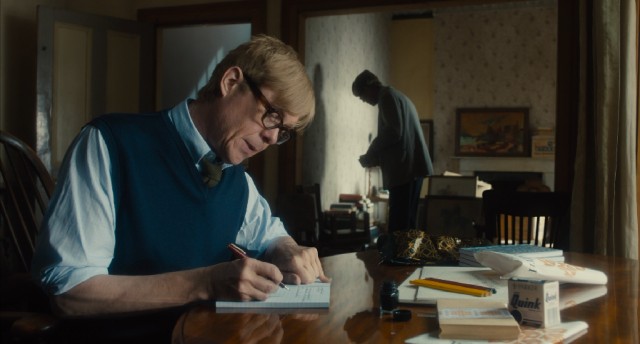 The character of Alan Bennett (Alex Jennings), the screenwriter on whose memoirs the film is based, is divided into two parts: the writer and the liver.