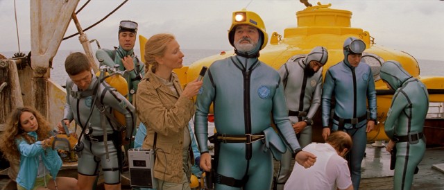 British reporter Jane Winslett-Richardson (Cate Blanchett) is onboard to write a magazine cover story on Zissou and his crew.