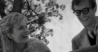 Lilith (Jean Seberg) and the sensitive Steven Evshevsky (Peter Fonda) share a laugh on the asylum picnic.