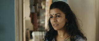 Ila (Nimrat Kaur) is the mystery woman preparing Saajan's lunches with an assortment of spices and love.