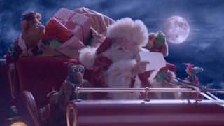 A busy, sleigh-flying Santa Claus (Richard Griffiths) makes time for the Muppets and the letters they bear.