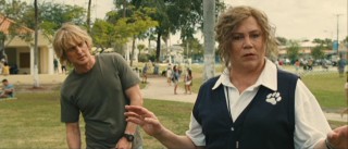 Dog trainer Mrs. Kornblut (Kathleen Turner) decides to use John (Owen Wilson) and the off-screen Marley as examples for her tutorial.