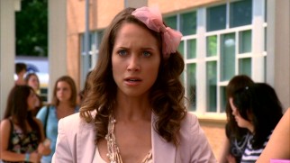 Mandi (Maiara Walsh) is easily threatened, despite her status as queen bee(yotch).
