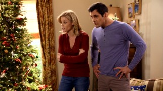Claire (Julie Bowen) and Phil (Ty Burrell) threaten to "Undeck the Halls" (i.e. cancel Christmas) if no Dunphy kid fesses up to the couch burn.