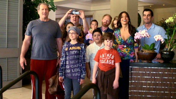 In a perk usually reserved for enduring series, the families of "Modern Family" haste not to take a family vacation, shot and set in Hawaii.
