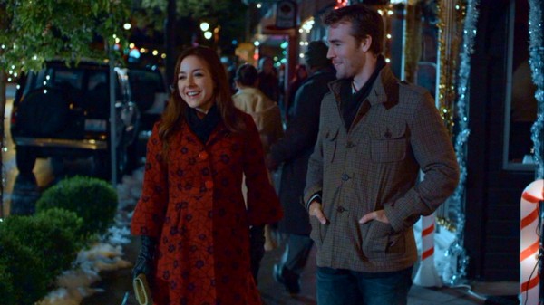 Reba (Erin Karpluk) and Seth (James Van Der Beek) bond over discovering the experiences they shared at a since-repurposed movie theater.
