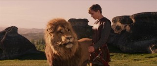 Aslan, Narnia's king, confers with Peter.