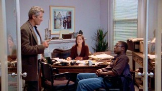 Martin Vail (Richard Gere) talks strategy with his hard-working assistants Naomi (Maura Tierney) and Goodman (Andre Braugher).