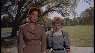 Susan (pretending to be Sharon) goes for a nice fake stroll through the park with Maggie (Maureen O'Hara), the mother she's just met.