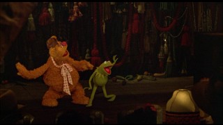 Fozzie and Kermit aim to please the patrons of El Sleazo.