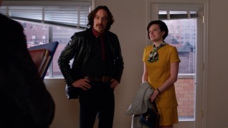 Peggy (Elisabeth Moss) and her boyfriend (Charlie Hofheimer) go looking for a new apartment together.