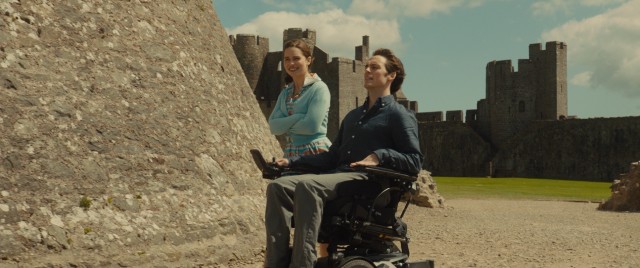 Lou (Emilia Clarke) and Will (Sam Claflin) enjoy a stroll outside the Traynor family castle.