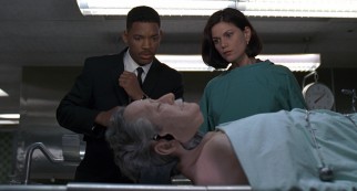 Agent J (Will Smith) and inquisitive medical examiner Laurel Weaver (Linda Fiorentino) find something out of the ordinary at the city morgue.