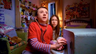 Brick (Atticus Shaffer) and Sue (Eden Sher) try to crack a safe they purchased from a pawn shop.