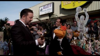 Ricky Gervais and a Billy Crystal impersonator are among those walking a fake Oscar red carpet in this deleted scene.