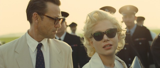 In 1956, Marilyn Monroe (Michelle Williams) and her latest husband Arthur Miller (Dougray Scott) arrive in London's Heathrow  to photographers and fanfare.