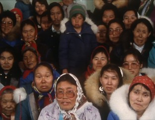 In the 1988 French television documentary "Nanook Revisited", Inuit people watch "Nanook of the North"