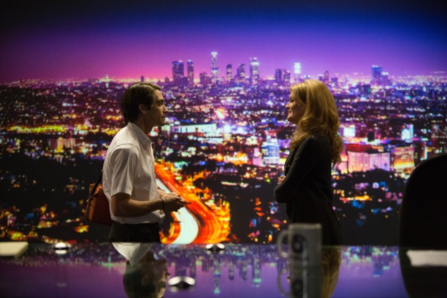 Lou Bloom (Jake Gyllenhaal) increasingly commands more money and acknowledgement from news producer Nina Romina (Rene Russo).
