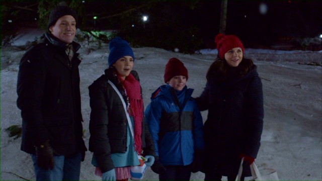 In "Northpole", Mr. Wilson (Josh Hopkins), Clementine (Bailee Madison), Kevin (Max Charles), and Chelsea (Tiffani Thiessen) band together to try to save a town's old Christmas tree lighting tradition.