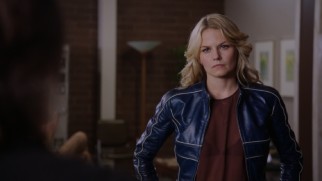 Emma Swan (Jennifer Morrison), the supposed offspring of Snow White and Prince Charming, is the only one who can break Storybrooke's curse.