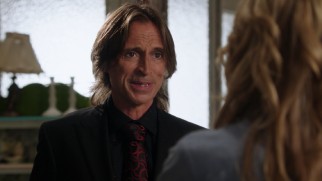 Pawn broker Mr. Gold (Robert Carlyle), the double of Rumplestiltskin, is sketchy without shimmering.