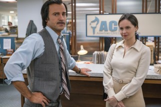Ruth (Felicity Jones) brings a case of potentially great influence to ACLU director Mel Wulf (Justin Theroux).