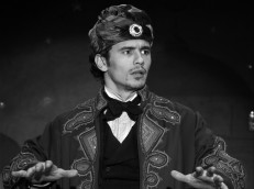 Oz (James Franco) is merely a Kansas carnival magician in the 1.33:1 black and white opening of "Oz the Great and Powerful."