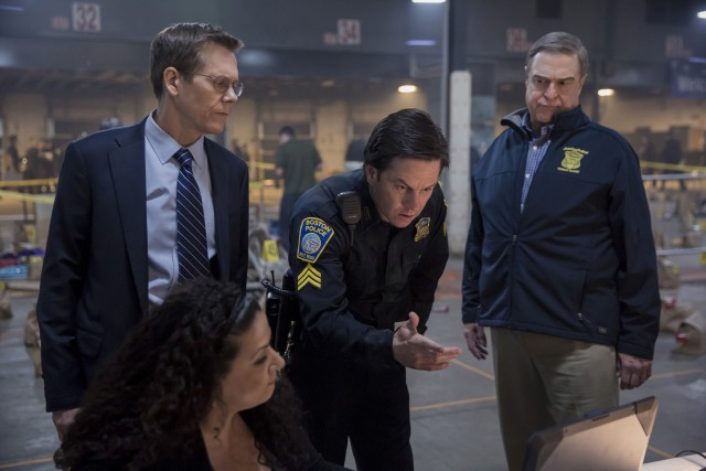 Sergeant Tommy Saunders (Mark Wahlberg) helps FBI special agent Richard DesLauriers (Kevin Bacon) and Boston police commissioner Ed Davis (John Goodman) use surveillance footage to locate the marathon bombers.